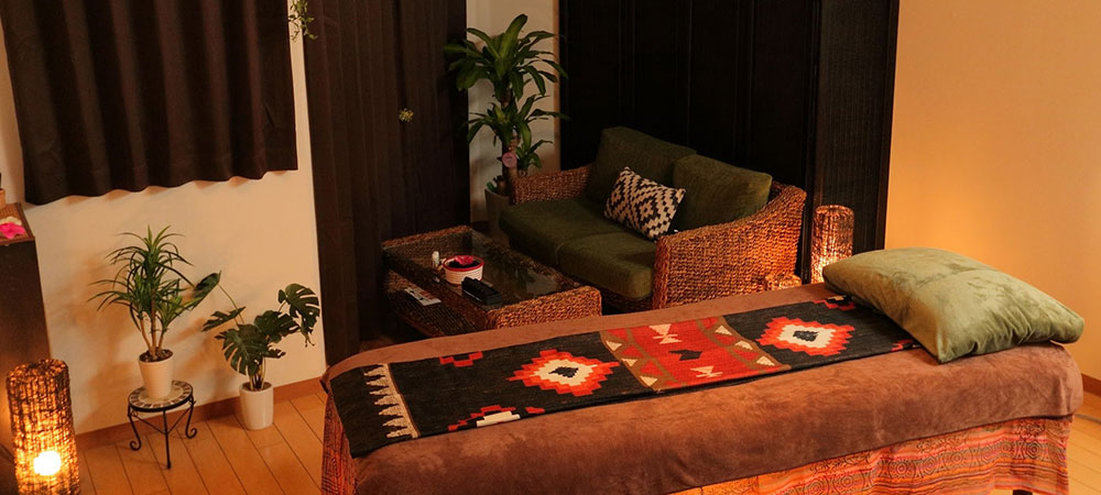 個室でゆっくりとアロママッサージ